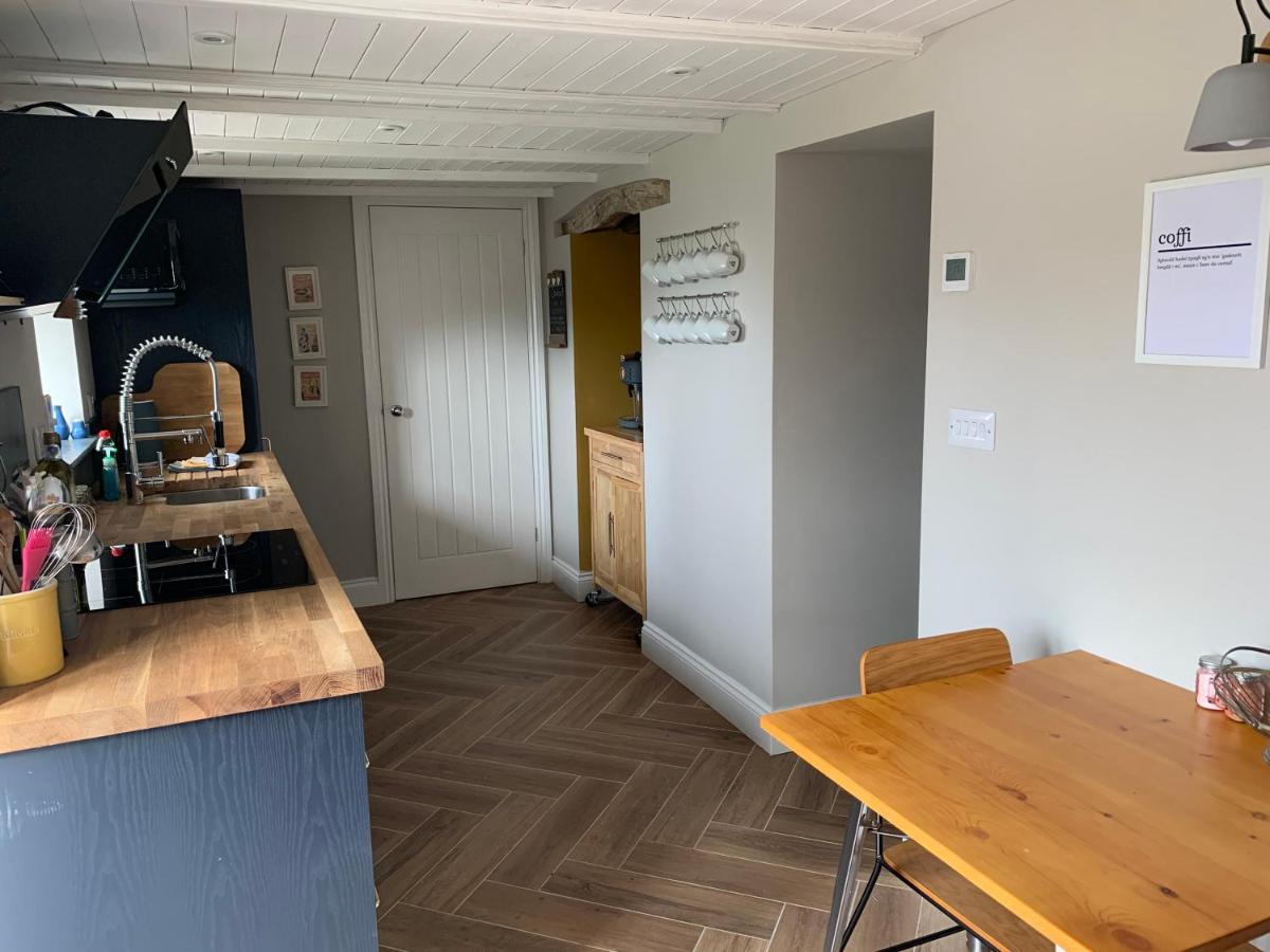 Min-Y-Fford Sleeps 6 Plus Pet Newport  Eksteriør billede